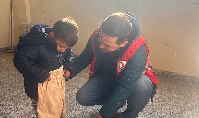 Türk Kızılay Doğubeyazıt ekiplerinden ihtiyaç sahibi çocuklara kıyafet yardımı
