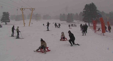 Uludağ’da sezonun ilk kayağı yapıldı