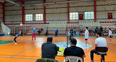 Üniversite öğrencileri ayak tenisi turnuvasında kozlarının paylaştı