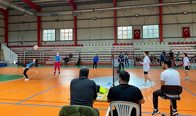 Üniversite öğrencileri ayak tenisi turnuvasında kozlarının paylaştı