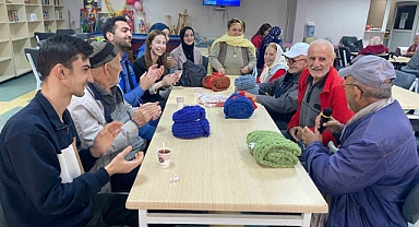 Üniversite öğrencilerinden huzurevine ziyaret