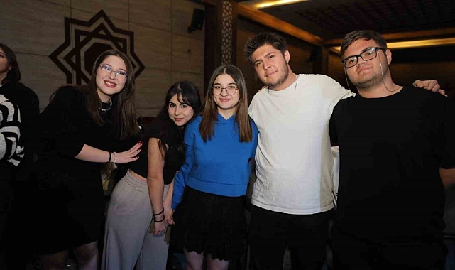 Üniversiteli gençlerden unutulmaz konser