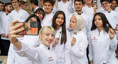 Ünlü şef Buğra Özdemir Turizm Fakültesi öğrencileriyle buluştu