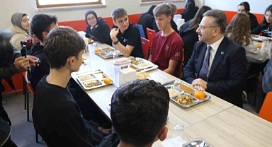 Vali Aksoy, öğrencilerle ve öğretmenlerle bir araya geldi