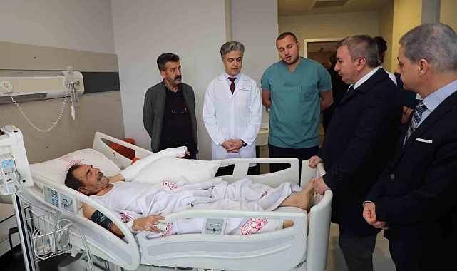 Vali Aydoğdu, otobüs kazasında yaralananları hastanede ziyaret etti