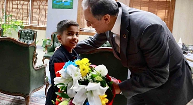 Vali Usta, minik Eymen ile bir araya geldi