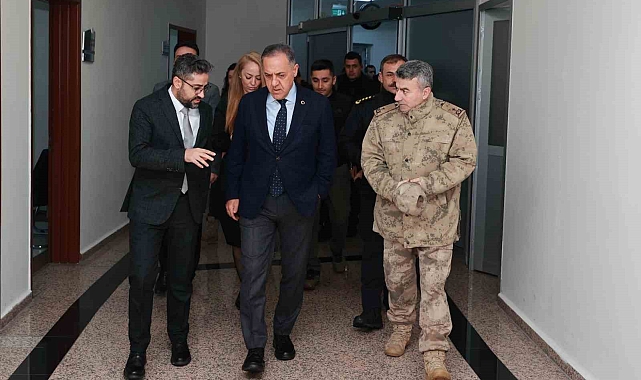 Vali Usta otobüs kazasında yaralananları ziyaret etti