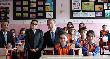 Validen kendisini okula davet eden miniğe jest!