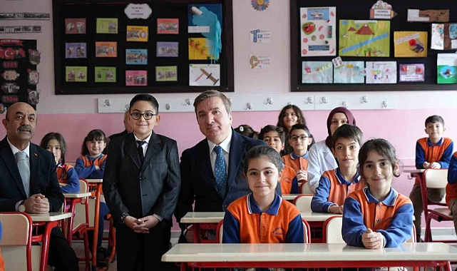 Validen kendisini okula davet eden miniğe jest!