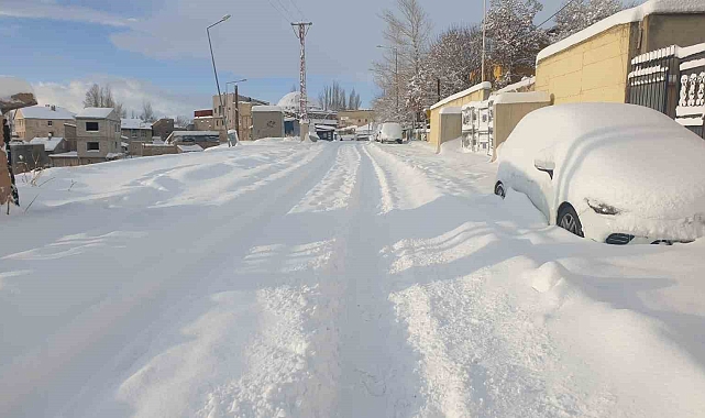 Van Başkale'de araçlar kara gömüldü, 88 yerleşim yerinin yolu ulaşıma kapandı