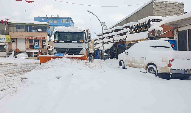Van Başkale'de kar yığınları kamyonlarla ilçe dışına taşınıyor