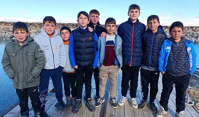 Van Gölü'nde saçları sararan çocukların saç rengi eski haline döndü