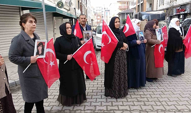 Van'da evlatları dağa kaçırılan anne ve babalardan çocuklarına umutlu çağrı
