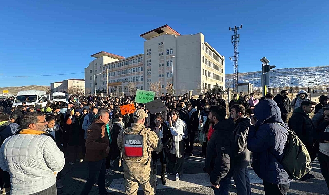 Van'da öğrenciler üst geçit için eylem yaptı