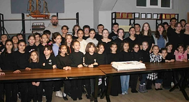 Yeni yılın gelişini pasta keserek kutladılar