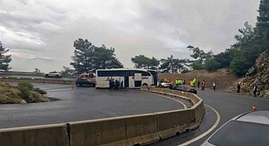 Yolcu otobüsü rampada polis aracına çarptı