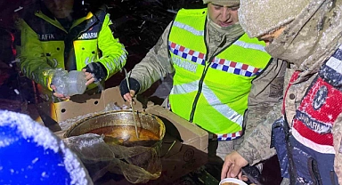 Yolda kalan tır şoförlerine sıcak çorba ikramı