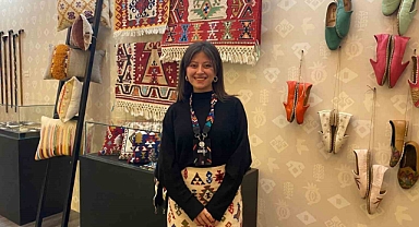 Yöresinin kilimlerini geleneksel motif ve modern tasarım ile buluşturuyor