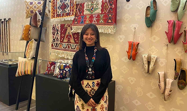 Yöresinin kilimlerini geleneksel motif ve modern tasarım ile buluşturuyor