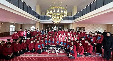 Yüksekova’da Kur’an-ı Kerim’e geçen öğrenciler için tören
