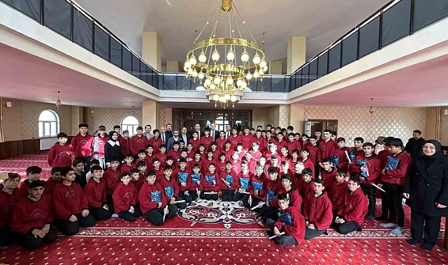 Yüksekova’da Kur’an-ı Kerim’e geçen öğrenciler için tören