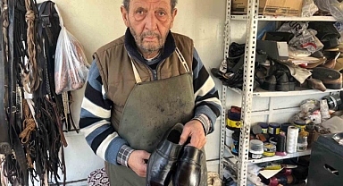 102 yaşındaki makinesiyle 57 yıldır eski ayakkabıları yeniliyor