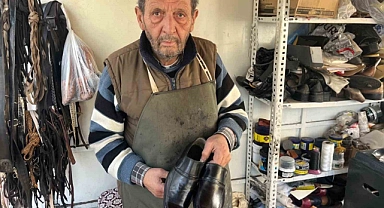 102 yaşındaki makinesiyle 57 yıldır eski ayakkabıları yeniliyor