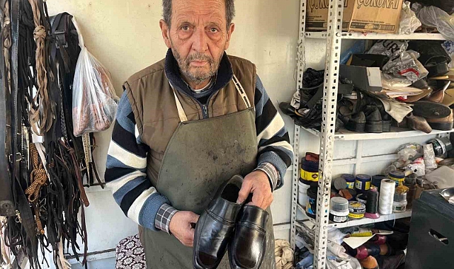 102 yaşındaki makinesiyle 57 yıldır eski ayakkabıları yeniliyor