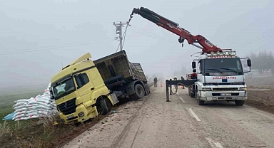 Afyonkarahisar’da gübre yüklü tır devrildi, sürücü yaralandı