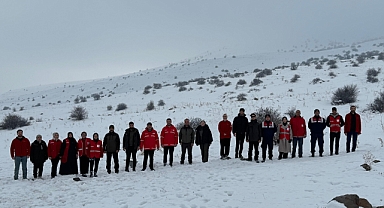 Ağrı'da 2 bin 450 rakımlı Bubi Dağı'na 1 ton yem bırakıldı (Videolu haber)