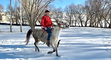Ağrı'da beyaz örtü üzerinde dörtnala koşturan  atlar dronla görüntülendi(Videolu Haber)