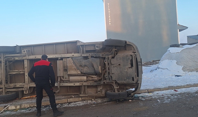 Ağrı'da buzlanma kazayı beraberinde getirdi