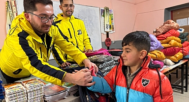 (Videolu Haber) Ağrı'daki köy çocuklarını sevindiren sıcak yardım