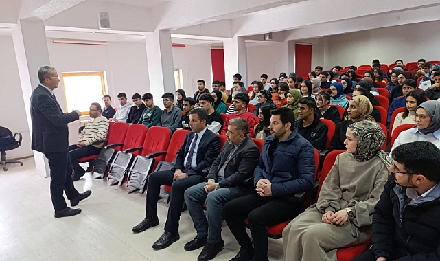 Ağrı İl Müdürü Kökrek'ten Üniversite Sınavına Hazırlık Kampı'ndaki öğrencilere destek