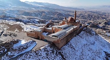 Ağrı İshak Paşa Sarayı'nın karlı manzarası havadan görüntülendi (Videolu Haber)