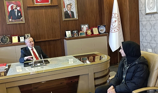 Ağrı Milli Eğitim Müdürü Kökrek, "Okulum Beni Bekler" Projesi kapsamında başarı gösteren öğrenci Erçek'i ödüllendirdi