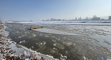 Ağrı Murat Nehri'nde buz kütleleri oluştu (Videolu Haber)
