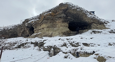 Ağrı'nın bir çift gözü andıran mağarası karla kaplandı (Videolu Haber)