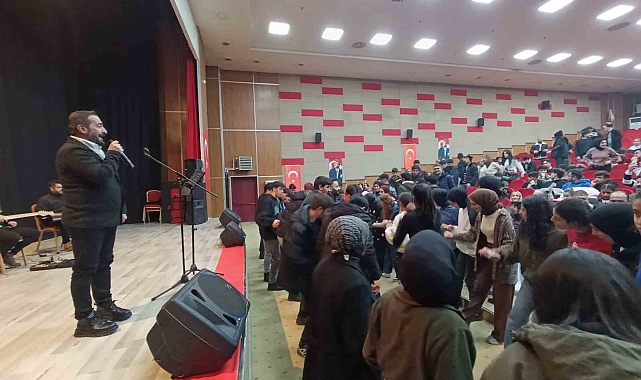Ağrı'da üniversite sınavına hazırlanan öğrenciler için moral konseri düzenlendi