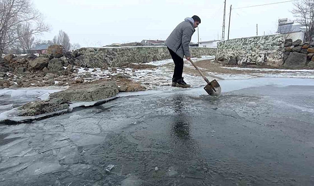 Akyaka'da çiftçiler donmuş derenin buzunu kırarak hayvanlarına su sağlıyor