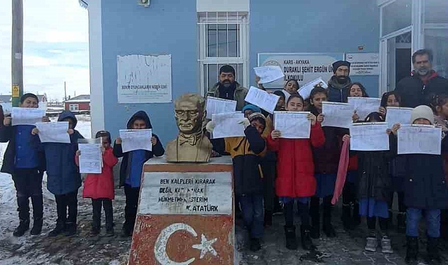 Akyaka'da köy okulunda karne sevinci