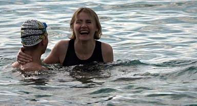 Alanya’da turistler sıcak havanın keyfini plajda çıkardı