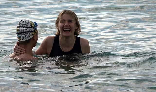 Alanya’da turistler sıcak havanın keyfini plajda çıkardı