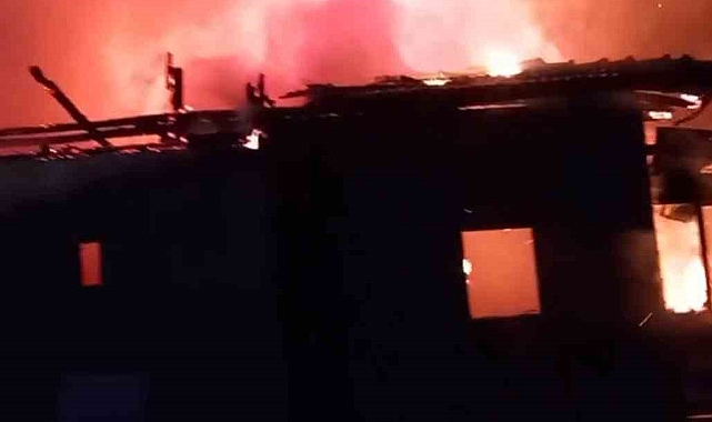 Ankara’da alevlere teslim olan ahşap ev küle döndü