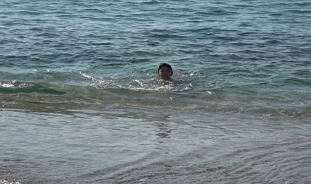 Antalya kışa meydan okumaya devam ediyor