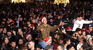 Antalyalılar yeni yıl coşkusunu Cumhuriyet Meydanı’nda yaşadı