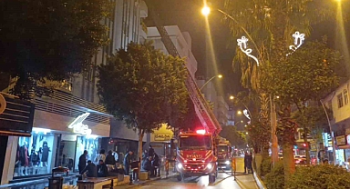 Apartman çatısındaki yangın paniğe neden oldu