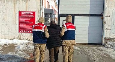 Aranan şahıslar jandarmadan kaçamadı