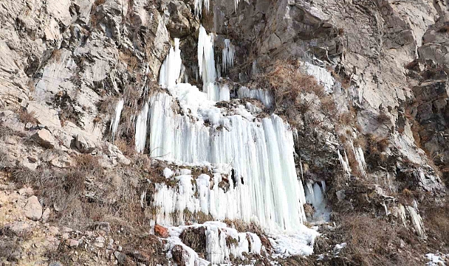 Ardahan’da hava buz kesti, şelale dondu
