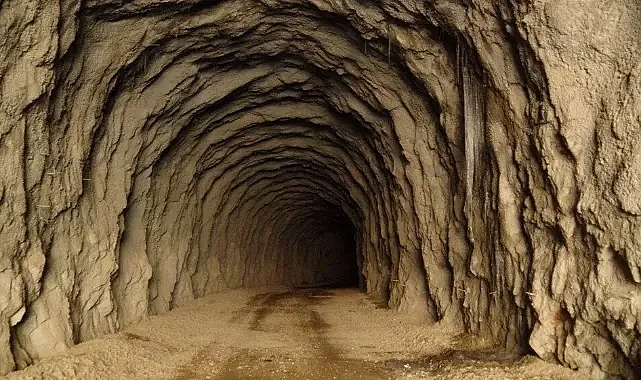 Artvin'deki Korkutucu Tünel: Buzlarla Kaplı Gece Manzarası